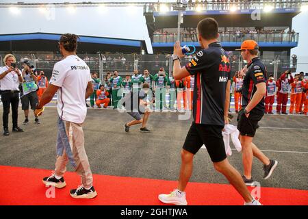 Lewis Hamilton (GBR) Mercedes AMG F1 avec Alexander Albon (THA) Red Bull Racing et Max Verstappen (NLD) Red Bull Racing sur le défilé des pilotes. 22.09.2019. Formula 1 World Championship, Rd 15, Grand Prix de Singapour, Marina Bay Street circuit, Singapour, Race Day. Le crédit photo doit être lu : images XPB/Press Association. Banque D'Images