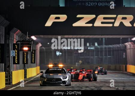Sebastian Vettel (GER) Ferrari SF90 est derrière la voiture de sécurité FIA. 22.09.2019. Formula 1 World Championship, Rd 15, Grand Prix de Singapour, Marina Bay Street circuit, Singapour, Race Day. Le crédit photo doit être lu : images XPB/Press Association. Banque D'Images