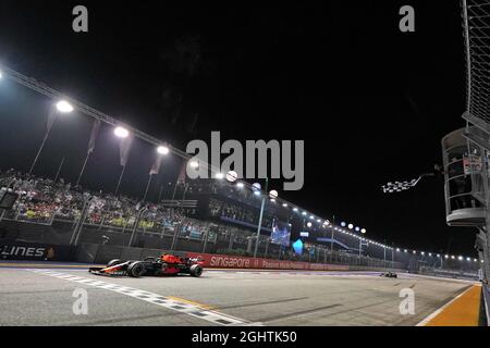 Troisième place Max Verstappen (NLD) Red Bull Racing RB15 prend le drapeau à damier à la fin de la course. 22.09.2019. Formula 1 World Championship, Rd 15, Grand Prix de Singapour, Marina Bay Street circuit, Singapour, Race Day. Le crédit photo doit être lu : images XPB/Press Association. Banque D'Images