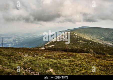 Vue sur le mountin de Karkonosze, très nuageux par jour Banque D'Images