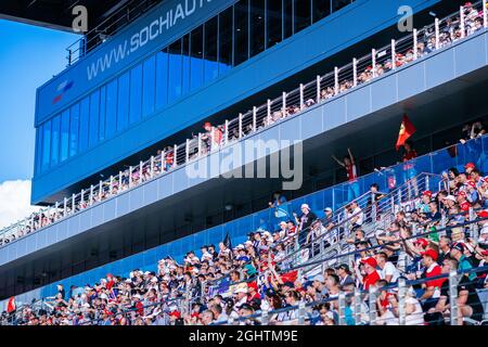 Fans dans la tribune. 28.09.2019. Championnat du monde de Formule 1, Rd 16, Grand Prix de Russie, Sotchi Autodrom, Sotchi, Russie, journée d'qualification. Le crédit photo doit être lu : images XPB/Press Association. Banque D'Images