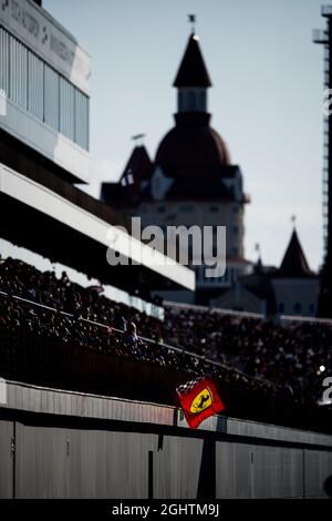 Drapeau Ferrari avec fans dans la tribune. 28.09.2019. Championnat du monde de Formule 1, Rd 16, Grand Prix de Russie, Sotchi Autodrom, Sotchi, Russie, journée d'qualification. Le crédit photo doit être lu : images XPB/Press Association. Banque D'Images