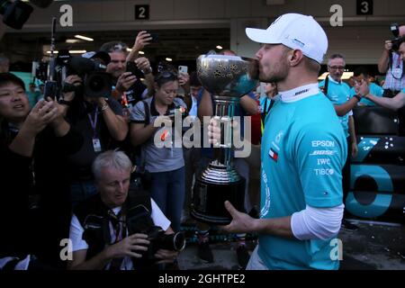 Valtteri Bottas (fin) Mercedes AMG F1 fête avec l'écurie. 13.10.2019. Championnat du monde de Formule 1, Rd 17, Grand Prix japonais, Suzuka, Japon, Dimanche. Le crédit photo doit être lu : images XPB/Press Association. Banque D'Images