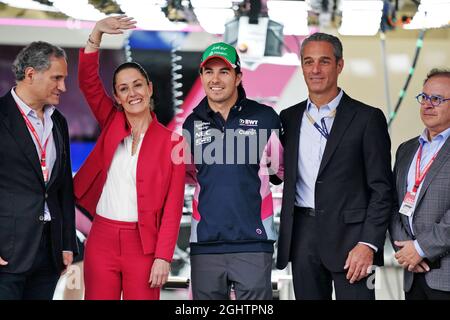(De gauche à droite) : Alejandro Soberon (MEX) Président-directeur général du Groupe CIE et Président de Formule 1 Gran Premio de Mexico; Claudia Sheinbaum (MEX) Maire de Mexico; Sergio Perez (MEX) Racing point F1 Team; Carlos Slim Domit (MEX) Président d'America Movil. 24.10.2019. Championnat du monde de Formule 1, Rd 18, Grand Prix mexicain, Mexico, Mexique, Journée de préparation. Le crédit photo doit être lu : images XPB/Press Association. Banque D'Images