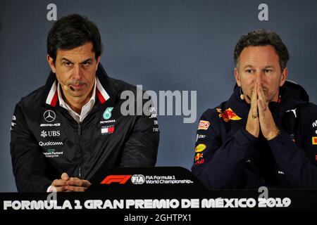 (De gauche à droite) : Toto Wolff (GER) Mercedes AMG F1 actionnaire et Directeur exécutif et Christian Horner (GBR) Red Bull Racing Team principal à la Conférence de presse de la FIA. 25.10.2019. Championnat du monde de Formule 1, Rd 18, Grand Prix mexicain, Mexico, Mexique, Journée d'entraînement. Le crédit photo doit être lu : images XPB/Press Association. Banque D'Images