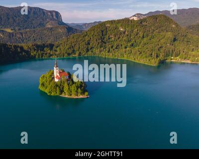 Lac de Bled vue aérienne de drone de l'île avec église Assomption de Marie sur le beau lac dans les Alpes juliennes, Slovénie. Tir de drone Banque D'Images