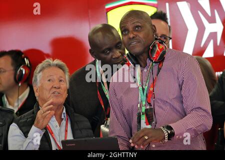 (De gauche à droite) : Mario Andretti (États-Unis) avec Carl Lewis (États-Unis) athlète retraité. 02.11.2019. Formula 1 World Championship, Rd 19, Grand Prix des États-Unis, Austin, Texas, États-Unis, Journée de qualification. Le crédit photo doit être lu : images XPB/Press Association. Banque D'Images