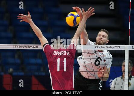 Tallinn, Estonie. 07septembre 2021. Volleyball: Championnat d'Europe, hommes, ronde préliminaire, Lettonie - Allemagne: Denys Kaliberda (r) d'Allemagne passe par le bloc de Deniss Petrovs de Lettonie. Credit: Roman Koksarov/dpa/Alay Live News Banque D'Images