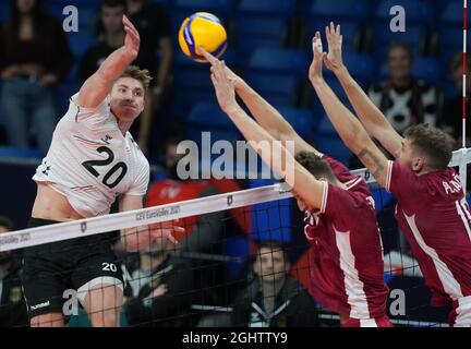 Tallinn, Estonie. 07septembre 2021. Volleyball: Championnat d'Europe, hommes, ronde préliminaire, Lettonie - Allemagne: Linus Weber (l) d'Allemagne frappe le bloc letton. Credit: Roman Koksarov/dpa/Alay Live News Banque D'Images