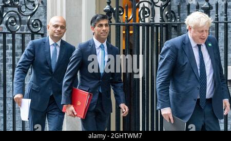 Londres, Royaume-Uni. 7 septembre 2021. Boris Johnson, Premier ministre parlementaire, Sajid Javid, secrétaire à la Santé et Rishi Sunak, chancelier de l’Échiquier, marchent du 10 Downing Street à la conférence de presse sur l’augmentation de l’assurance nationale. Crédit : Ian Davidson/Alay Live News Banque D'Images