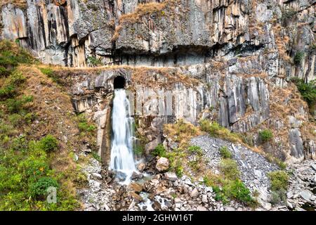 Cascade sur la rivière Urubamba près de Machu Picchu au Pérou Banque D'Images