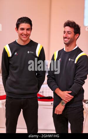 (De gauche à droite) : Esteban Ocon (FRA) Renault F1 Team avec Daniel Ricciardo (AUS) Renault F1 Team. 12.02.2020. Renault F1 Team Season Opener, l’atelier Renault, Paris, France, mercredi. Le crédit photo doit être lu : images XPB/Press Association. Banque D'Images