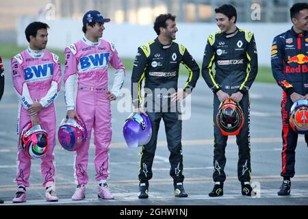 Daniel Ricciardo (AUS) Renault F1 Team et Esteban Ocon (FRA) Renault F1 Team sur une photo de groupe de pilotes. 19.02.2020. Test de Formule 1, première journée, Barcelone, Espagne. Mercredi. Le crédit photo doit être lu : images XPB/Press Association. Banque D'Images