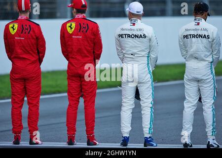 (De gauche à droite): Sebastian Vettel (GER) Ferrari; Charles Leclerc (mon) Ferrari; Valtteri Bottas (fin) Mercedes AMG F1; Lewis Hamilton (GBR) Mercedes AMG F1. 19.02.2020. Test de Formule 1, première journée, Barcelone, Espagne. Mercredi. Le crédit photo doit être lu : images XPB/Press Association. Banque D'Images