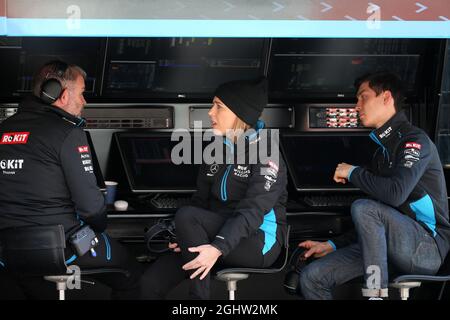 (De gauche à droite) : Dave Redding (GBR) Williams Racing Team Manager avec Claire Williams (GBR) Williams Racing Vice Team principal et Jack Aitken (GBR) / (KOR) Williams Racing Reserve Driver sur le stand de la fosse. 26.02.2020. Test de Formule 1, première journée, Barcelone, Espagne. Mercredi. Le crédit photo doit être lu : images XPB/Press Association. Banque D'Images