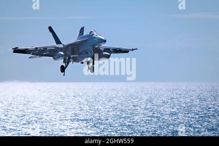 USS George Bush, États-Unis. 06e septembre 2021. Un avion de chasse Super Hornet F/A-18e de la Marine américaine, affecté au Pukin Dogs of Strike Fighter Squadron 143, s'approche pour atterrir sur le pont de vol du porte-avions USS de la classe Nimitz George H. W. Bush lors de la certification du pont de vol le 6 septembre 2021 dans l'océan Atlantique. Le super-transporteur est en marche pour la première fois en 28 mois après un entretien et une modernisation approfondis. Crédit: MC3 Bryan Valek/Planetpix/Alamy Live News crédit: Planetpix/Alamy Live News Banque D'Images