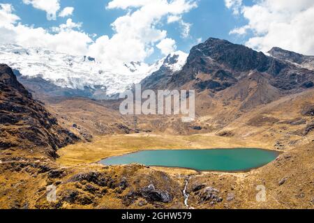 Lac à la chaîne de montagnes Huaytapallana à Huancayo, Pérou Banque D'Images