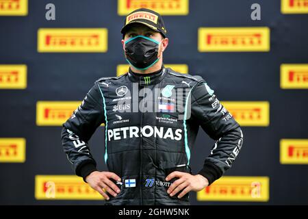 La deuxième place Valtteri Bottas (fin) Mercedes AMG F1 sur le podium. 12.07.2020. Championnat du monde de Formule 1, Rd 2, Grand Prix Steiermark, Spielberg, Autriche, Jour de la course. Le crédit photo doit être lu : images XPB/Press Association. Banque D'Images