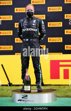 La deuxième place Valtteri Bottas (fin) Mercedes AMG F1 sur le podium. 12.07.2020. Championnat du monde de Formule 1, Rd 2, Grand Prix Steiermark, Spielberg, Autriche, Jour de la course. Le crédit photo doit être lu : images XPB/Press Association. Banque D'Images