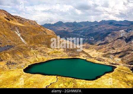 Lac à la chaîne de montagnes Huaytapallana à Huancayo, Pérou Banque D'Images