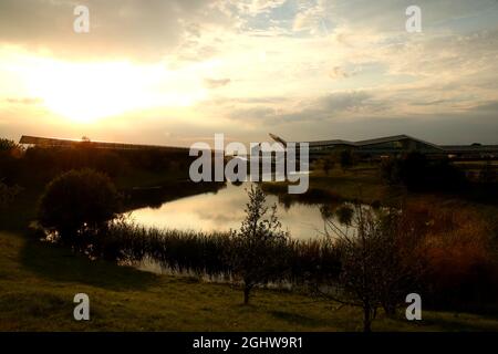 Atmosphère du circuit - bâtiment du lac et de l'aile. 08.08.2020. Championnat du monde de Formule 1, route 5, Grand Prix du 70e anniversaire, Silverstone, Angleterre, Journée de qualification. Le crédit photo doit être lu : images XPB/Press Association. Banque D'Images
