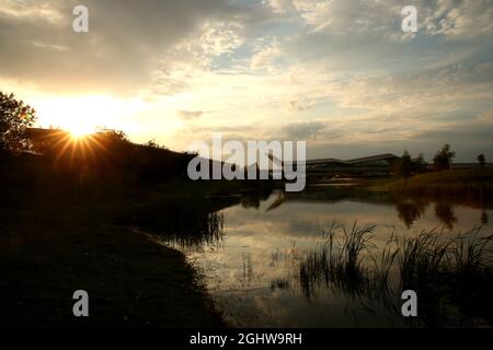 Atmosphère du circuit - bâtiment du lac et de l'aile. 08.08.2020. Championnat du monde de Formule 1, route 5, Grand Prix du 70e anniversaire, Silverstone, Angleterre, Journée de qualification. Le crédit photo doit être lu : images XPB/Press Association. Banque D'Images