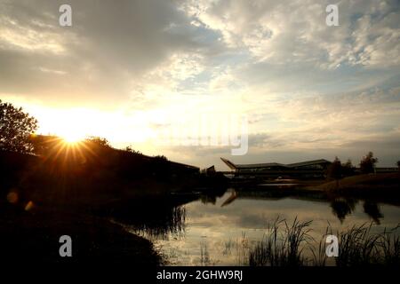 Atmosphère du circuit - bâtiment du lac et de l'aile. 08.08.2020. Championnat du monde de Formule 1, route 5, Grand Prix du 70e anniversaire, Silverstone, Angleterre, Journée de qualification. Le crédit photo doit être lu : images XPB/Press Association. Banque D'Images