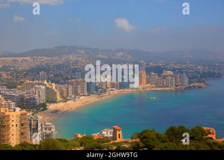 CALP Espagne vue de Playa la Fossa Costa Blanca plage côte méditerranéenne Banque D'Images