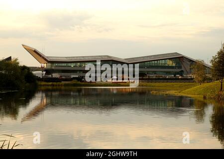 Atmosphère du circuit - bâtiment du lac et de l'aile. 08.08.2020. Championnat du monde de Formule 1, route 5, Grand Prix du 70e anniversaire, Silverstone, Angleterre, Journée de qualification. Le crédit photo doit être lu : images XPB/Press Association. Banque D'Images