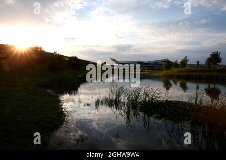 Atmosphère du circuit - bâtiment du lac et de l'aile. 08.08.2020. Championnat du monde de Formule 1, route 5, Grand Prix du 70e anniversaire, Silverstone, Angleterre, Journée de qualification. Le crédit photo doit être lu : images XPB/Press Association. Banque D'Images