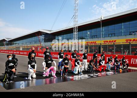 Atmosphère de la grille - les conducteurs « terminent le racisme ». 09.08.2020. Formula 1 World Championship, Rd 5, 70e anniversaire Grand Prix, Silverstone, Angleterre, Race Day. Le crédit photo doit être lu : images XPB/Press Association. Banque D'Images