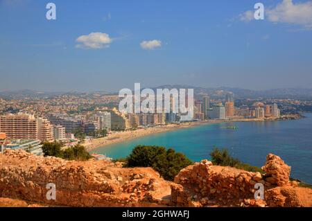 CALP Espagne Costa Blanca vue sur la ville de Playa la Fossa plage côte méditerranéenne Banque D'Images