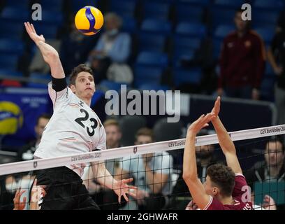 Tallinn, Estonie. 07septembre 2021. Volleyball: Championnat d'Europe, hommes, tour préliminaire, Lettonie - Allemagne: Yannick Goralek (l) de l'Allemagne fait des coups sur Deniss Petrovs. Credit: Roman Koksarov/dpa/Alay Live News Banque D'Images