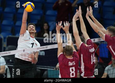 Tallinn, Estonie. 07septembre 2021. Volleyball: Championnat d'Europe, hommes, tour préliminaire, Lettonie - Allemagne: Christian Fromm (l-r) d'Allemagne éclate devant le bloc des Lettons avec Kristaps Smits, Gustaves Freimanis et Patriks Pinka. Credit: Roman Koksarov/dpa/Alay Live News Banque D'Images