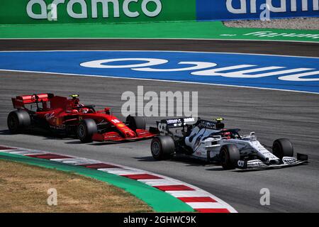 Pierre Gasly (FRA) AlphaTauri AT01 dirige Charles Leclerc (mon) Ferrari SF1000. 16.08.2020. Championnat du monde de Formule 1, Rd 6, Grand Prix d'Espagne, Barcelone, Espagne, Jour de la course. Le crédit photo doit être lu : images XPB/Press Association. Banque D'Images