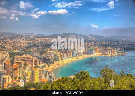 CALP Espagne Costa Blanca vue sur la ville de Playa la Fossa plage côte méditerranéenne Banque D'Images