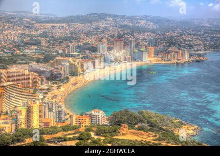 CALP Espagne Costa Blanca vue sur la ville de Playa la Fossa plage côte méditerranéenne Banque D'Images