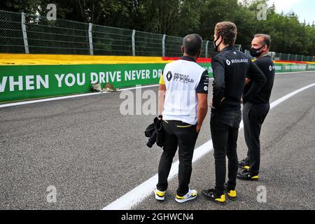 (De gauche à droite): Mia Sharizman (MAL) Directeur de l'Académie Renault Sport et Christian Lundgaard (DEN) le pilote de l'Académie Renault Sport doivent rendre hommage à Anthoine Hubert. 27.08.2020. Formula 1 World Championship, Rd 7, Grand Prix de Belgique, Spa Francorchamps, Belgique, Journée de préparation. Le crédit photo doit être lu : images XPB/Press Association. Banque D'Images