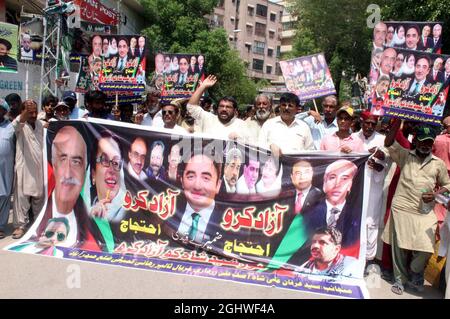 Des militants du Parti populaire (PPP) tiennent une manifestation de protestation pour libérer le leader du PPP Khursheed Shah, au club de presse de Hyderabad le mardi 07 septembre 2021. Banque D'Images