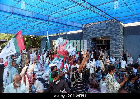 Des membres du Front du travail de Muttahida protestent contre la privatisation de la Commission de l'eau et de l'assainissement de Karachi, à l'extérieur du Secrétariat de la KWSB MD à Karachi, le mardi 07 septembre 2021. Banque D'Images