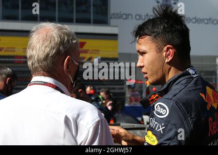 Alexander Albon (THA) Red Bull Racing avec le Dr Helmut Marko (AUT) Red Bull Motorsport Consultant sur la grille. 27.09.2020. Championnat du monde de Formule 1, Rd 10, Grand Prix de Russie, Sotchi Autodrom, Sotchi, Russie, jour de la course. Le crédit photo doit être lu : images XPB/Press Association. Banque D'Images