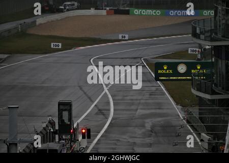 Circuit atmosphère - lumière rouge à la sortie de la voie de la fosse pendant la deuxième séance d'entraînement. 09.10.2020. Formula 1 World Championship, Rd 11, Eifel Grand Prix, Nurbugring, Allemagne, Journée d'entraînement. Le crédit photo doit être lu : images XPB/Press Association. Banque D'Images