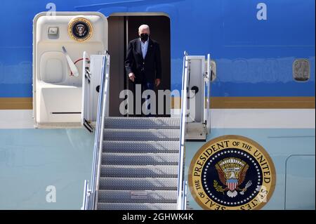 Le président Joe Biden arrive sur Air Force One à l'aéroport international John F. Kennedy de New York, NY, le 7 septembre 2021. Le président Biden doit étudier les dommages causés par l'ouragan Ida dans le quartier de Queens à New York. (Anthony Behar/Sipa États-Unis) Banque D'Images