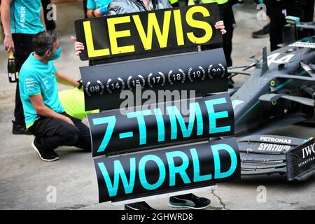 Le vainqueur de la course et champion du monde Lewis Hamilton (GBR) Mercedes AMG F1 fête avec l'écurie. 15.11.2020. Championnat du monde de Formule 1, Rd 14, Grand Prix de Turquie, Istanbul, Turquie, Jour de la course. Le crédit photo doit être lu : images XPB/Press Association. Banque D'Images