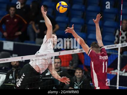 Tallinn, Estonie. 07septembre 2021. Volleyball: Championnat d'Europe, hommes, tour préliminaire, Lettonie - Allemagne: Denys Kaliberda (l) de l'Allemagne éclate au-dessus de Deniss Petrovs. Credit: Roman Koksarov/dpa/Alay Live News Banque D'Images