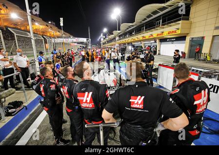 Haas F1 Team mécanique dans les fosses pendant que la course est arrêtée regarder un replay de l'accident subi par Romain Grosjean (FRA) Haas F1 Team au début de la course. 29.11.2020. Championnat du monde de Formule 1, Rd 15, Grand Prix de Bahreïn, Sakhir, Bahreïn, Jour de la course. Le crédit photo doit être lu : images XPB/Press Association. Banque D'Images