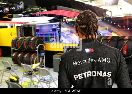 Lewis Hamilton (GBR) Mercedes AMG F1 dans les fosses pendant que la course est arrêtée regarde un replay de l'accident subi par Romain Grosjean (FRA) Haas F1 Team au début de la course. 29.11.2020. Championnat du monde de Formule 1, Rd 15, Grand Prix de Bahreïn, Sakhir, Bahreïn, Jour de la course. Le crédit photo doit être lu : images XPB/Press Association. Banque D'Images