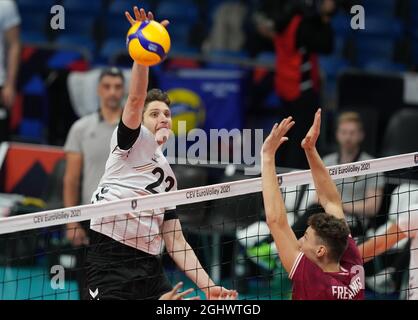 Tallinn, Estonie. 07septembre 2021. Volleyball: Championnat d'Europe, hommes, tour préliminaire, Lettonie - Allemagne: Yannick Goralek (l) de l'Allemagne fait des coups sur Deniss Petrovs. Credit: Roman Koksarov/dpa/Alay Live News Banque D'Images