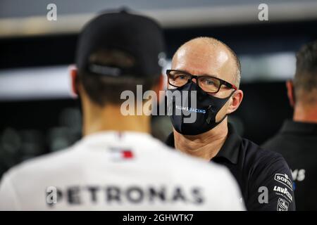 Simon Roberts (GBR) Williams Racing F1 Directeur de l'équipe par intérim avec George Russell (GBR) Mercedes AMG F1. 03.12.2020. Championnat du monde de Formule 1, Rd 16, Grand Prix de Sakhir, Sakhir, Bahreïn, Journée de préparation. Le crédit photo doit être lu : images XPB/Press Association. Banque D'Images