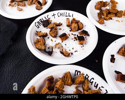 Des échantillons de saucisses au piment chaud infusé au festival du Chili de Waddesdon Manor. Banque D'Images